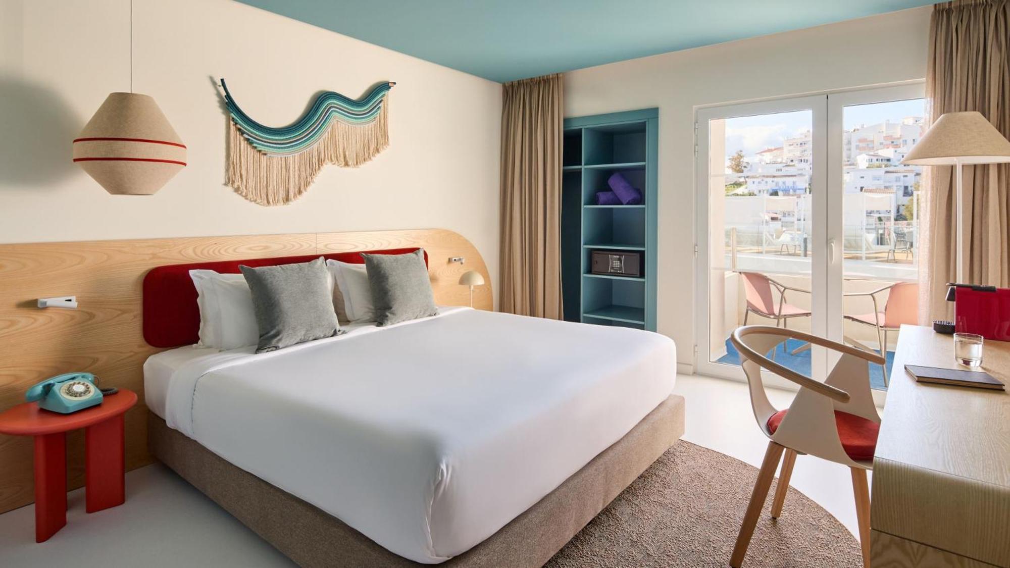 Standard Zimmer mit Kingsize-Bett und Balkon