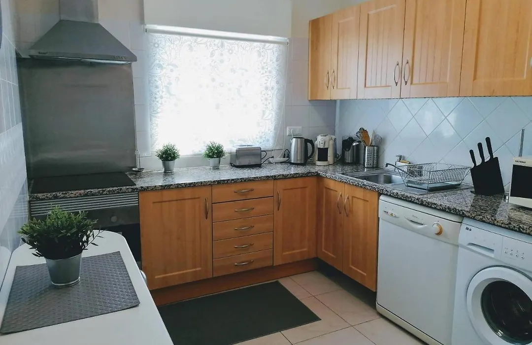 Bel Appartement 2 Chambres Au Coeur D'Albufeira, Proche De La Magnifique Plage De Oura Et Des Loisirs-1
