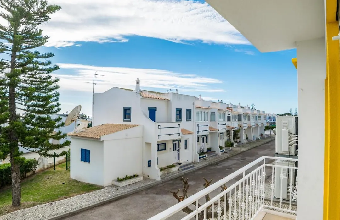 3 Bedroom Apartment In Oura Albufeira With Amazing Pool At Walking Distance To Beach, Strip And Old Town, Wifi And Ac, Private Condo-1