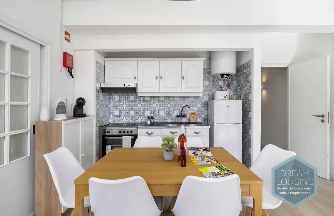 Artens 407 - Dream Lodging-1