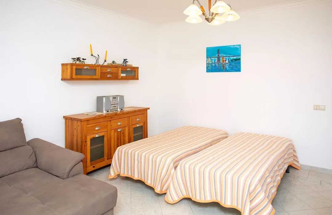 Os Apartamentos A Ramos na Praia da Galé Estão inserido em Condomínio com PISCINA, Fica apenas a 350 Metros da Praia da Galé - Apartamentos com Ar Condicionado tanto nos Quartos como na Sala, Smart TV com Prime Vídeo e Cozinha Completa-1