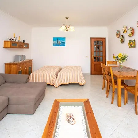 Os Apartamentos A Ramos na Praia da Galé Estão inserido em Condomínio com PISCINA, Fica apenas a 350 Metros da Praia da Galé - Apartamentos com Ar Condicionado tanto nos Quartos como na Sala, Smart TV com Prime Vídeo e Cozinha Completa-2