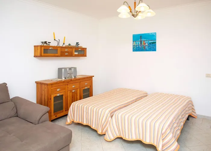 Os Apartamentos A Ramos na Praia da Galé Estão inserido em Condomínio com PISCINA, Fica apenas a 350 Metros da Praia da Galé - Apartamentos com Ar Condicionado tanto nos Quartos como na Sala, Smart TV com Prime Vídeo e Cozinha Completa Albufeira que 
