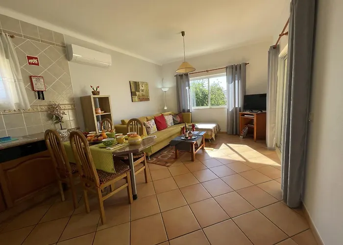 Villa Eber - Independent 1 & 2 Bedroom Apartments, Pool, Air Con, Fast Wi-Fi, Near Old Town Of Albufeira And Beaches
